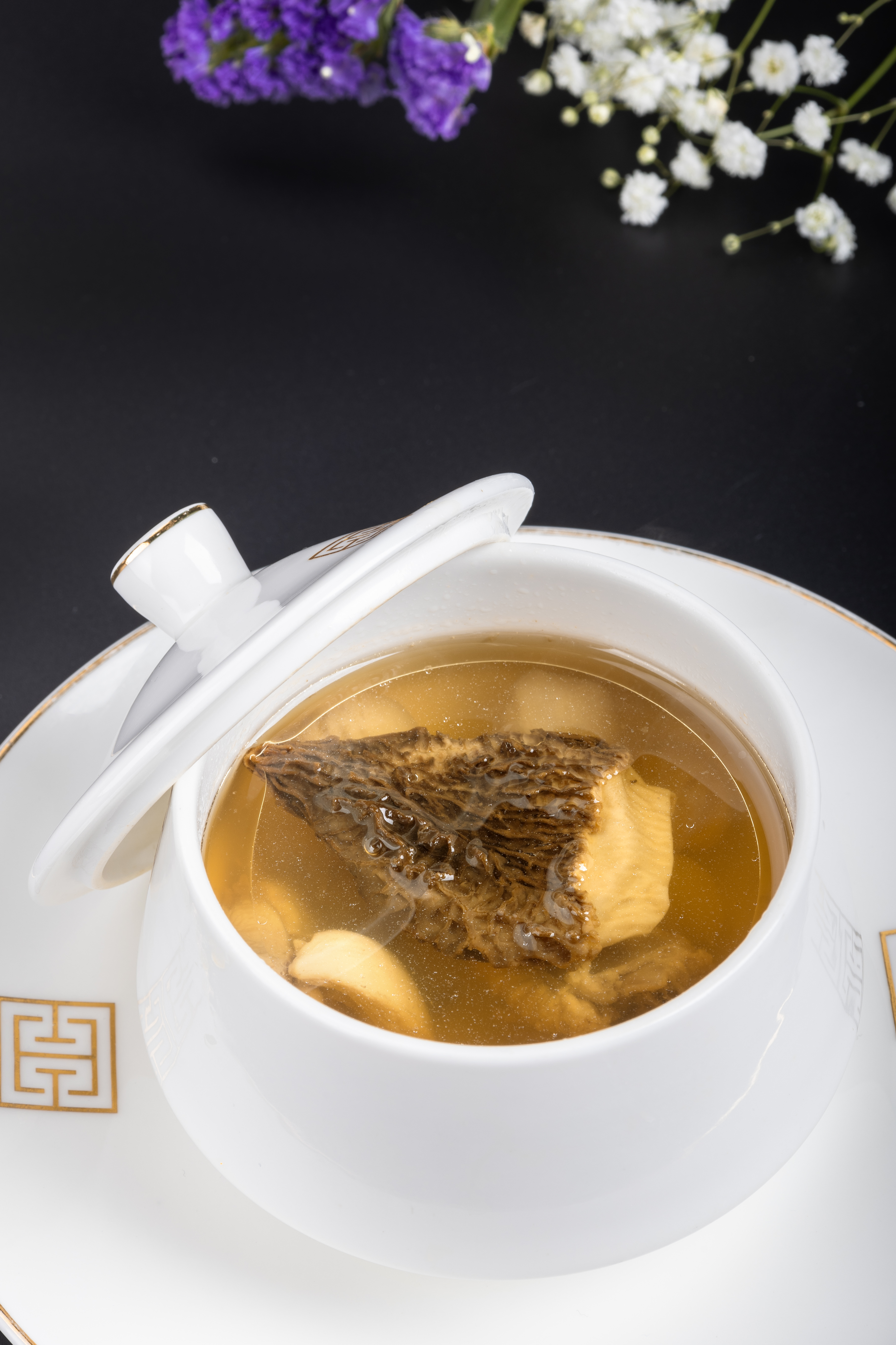 モリーユ茸と鶏肉の澄ましスープ