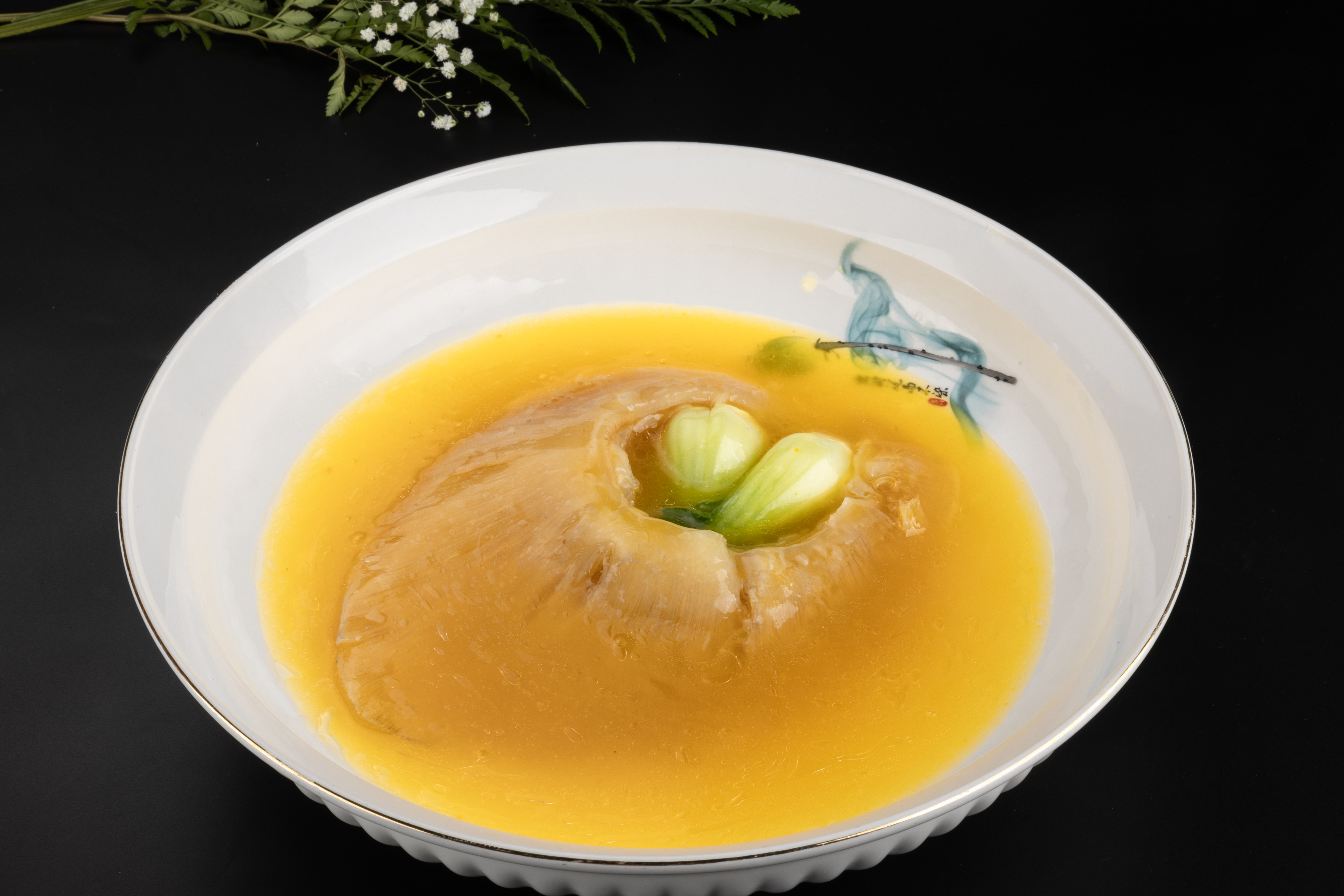 フカヒレの姿煮 黄金スープ仕立て